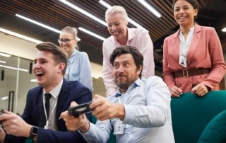 gruppo di colleghi che lavorano giocando