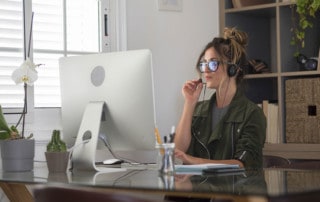 ragazza che lavora in modalità hybrid