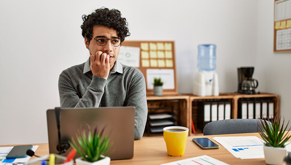 ragazzo che appare insicuro e pensieroso davanti allo schermo del pc