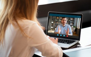 manager fa colloquio a candidato da remoto tramite pc