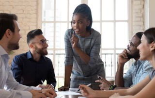 leader introversa che parla ai propri dipendenti in maniera efficace