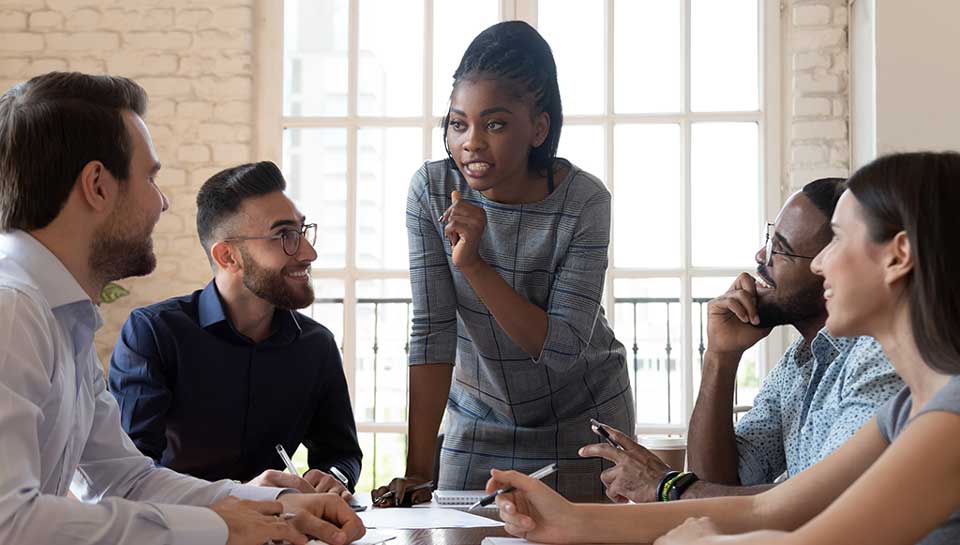 leader introversa che parla ai propri dipendenti in maniera efficace