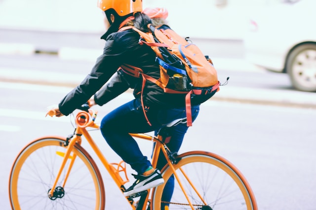 joven yendo a trabajar