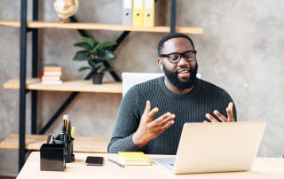 Ein Mann bei der digitalen Weiterbildung