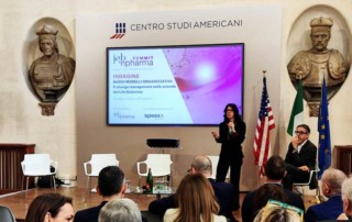 speaker che parla davanti alla platea