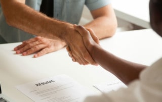 stretta di mano tra manager hr e nuovo assunto