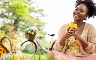 ragazza che sta ricordando le sue ultime vacanze