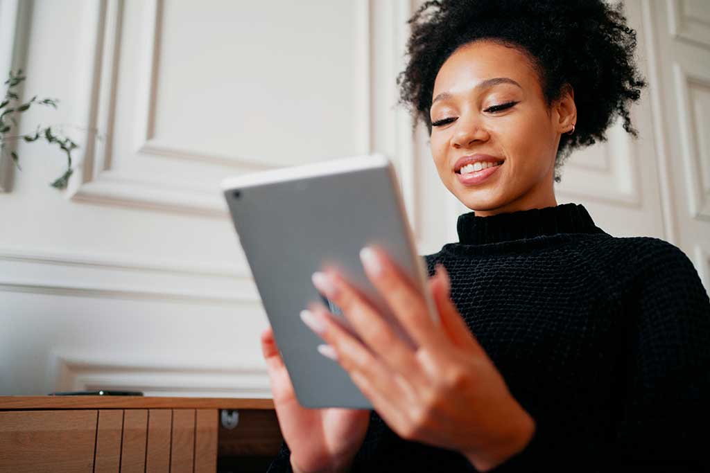 ragazza che lavora con tablet