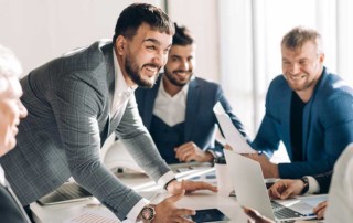 ragazzo che è un leader al lavoro fa da esempio ai propri colleghi