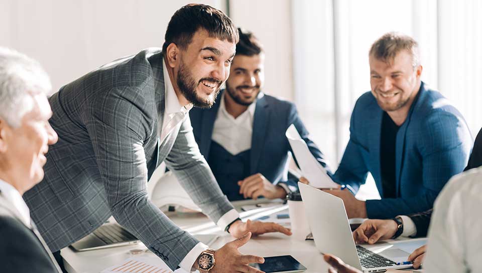 ragazzo che è un leader al lavoro fa da esempio ai propri colleghi