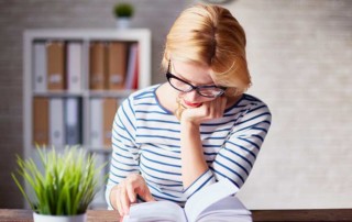 ragazza che sta studiando su un libro delle tecniche sul business coaching