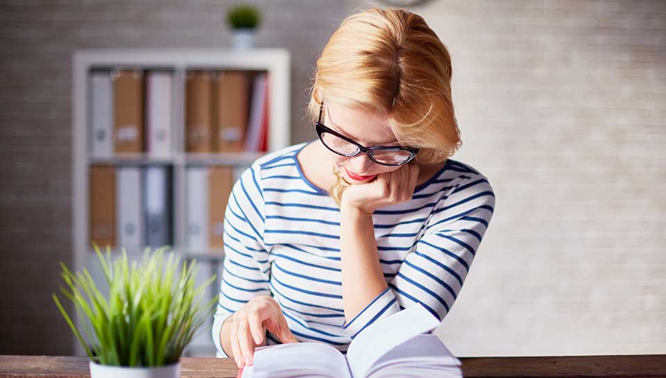 woman reading business coaching books