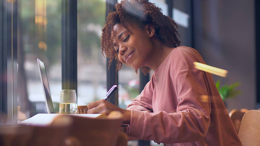 studentessa impara a lavoro