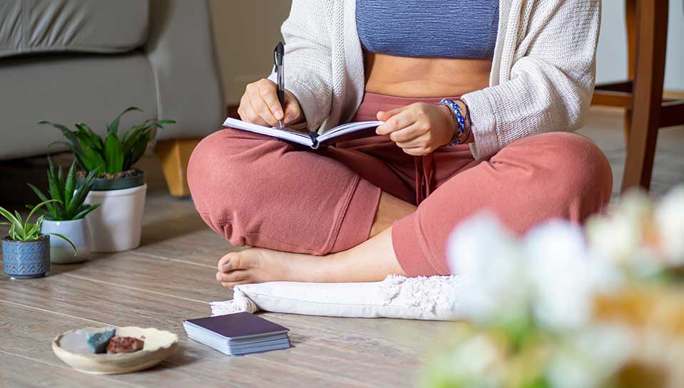 ragazza che fa yoga