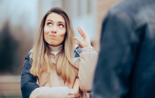 donna che pensa con gli occhi in su