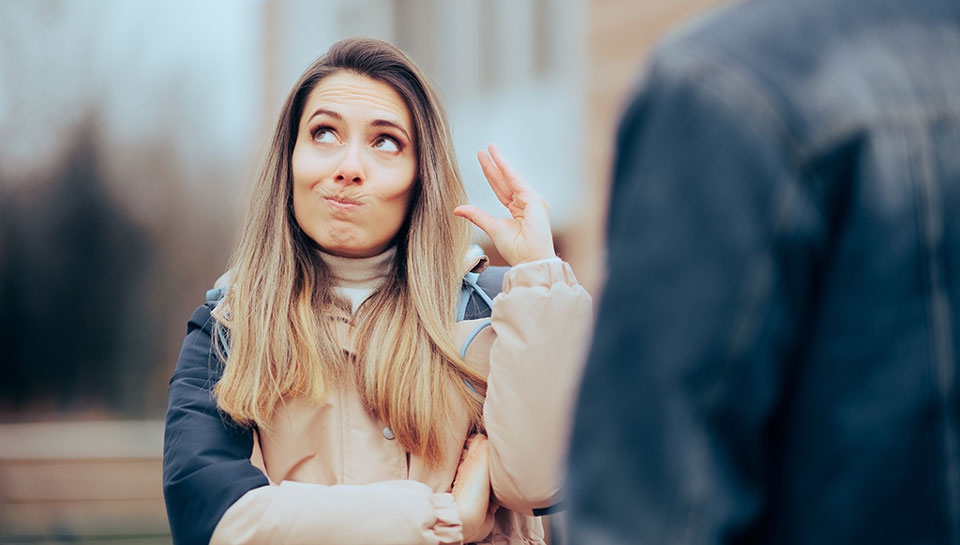 donna che pensa con gli occhi in su