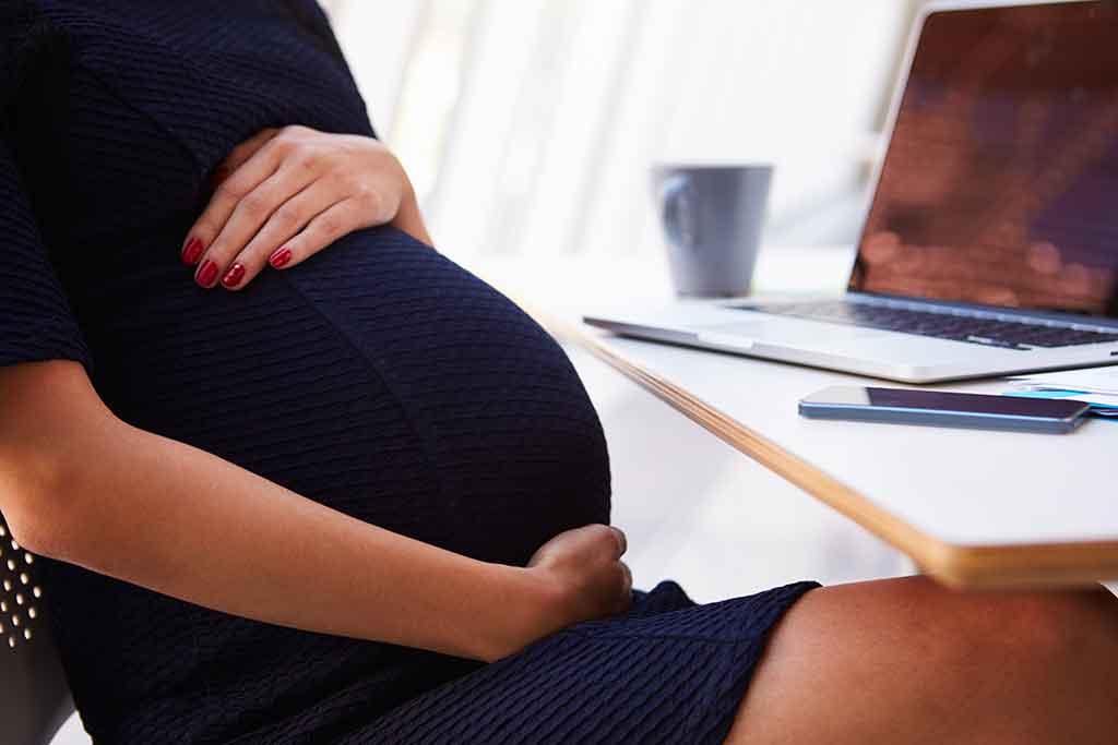 donna incinta che lavora