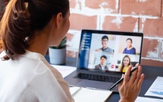 ragazza che presenta regole durante una riunione online