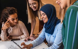 gruppo eterogeneo di ragazze che lavorano
