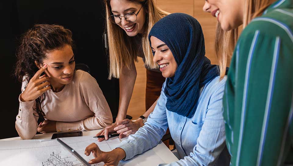 gruppo eterogeneo di ragazze che lavorano