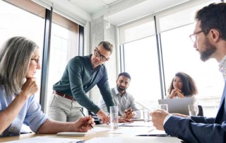 gruppo di persone che negoziano