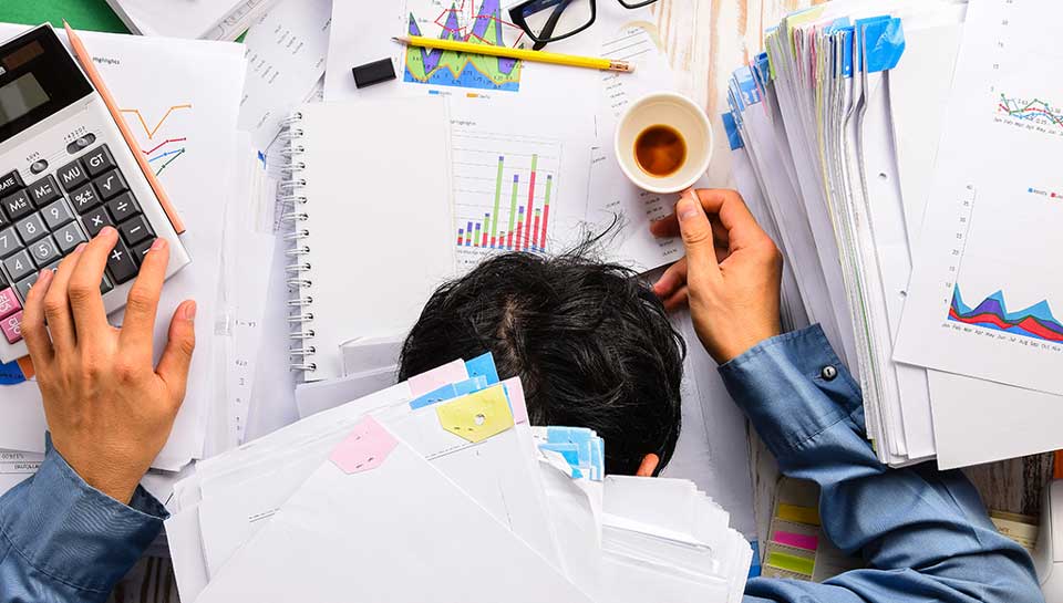 uomo stanco sotterrato dal lavoro