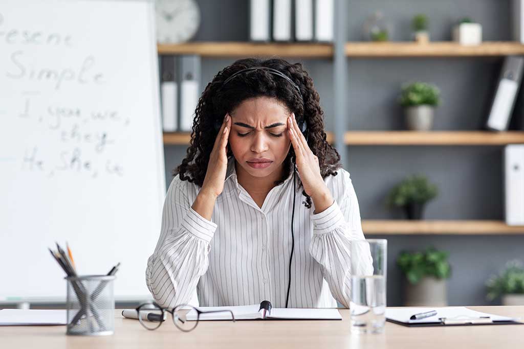 ragazza stressata a lavoro