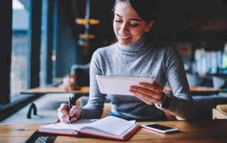 ragazza che studia su dispositivo mobile