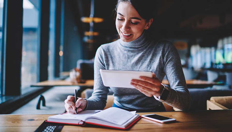 ragazza che studia su dispositivo mobile