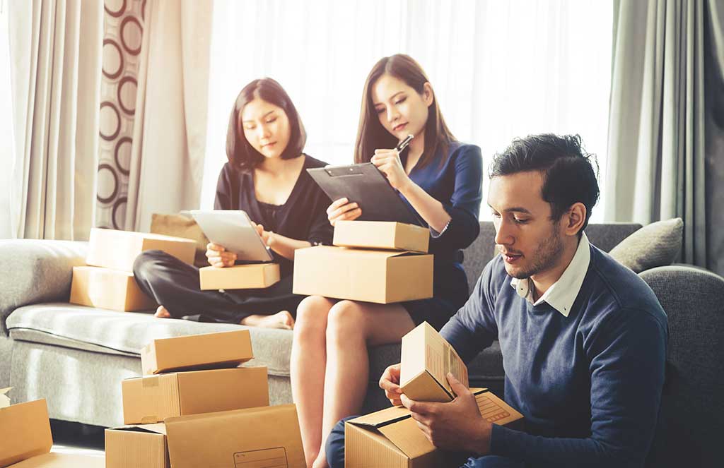 gruppo di lavoro che inscatola le proprie cose