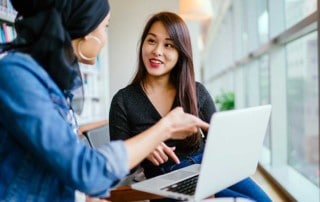 manager e dipendente che discutono la performance review