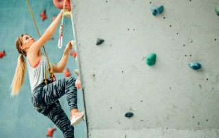 ragazza che si arrampica indoor