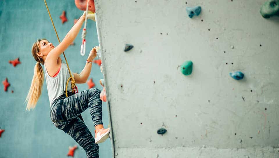 ragazza che si arrampica indoor