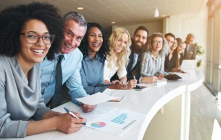 gruppo di dipendenti giovani che è felice perché la settimana lavorativa è lenta