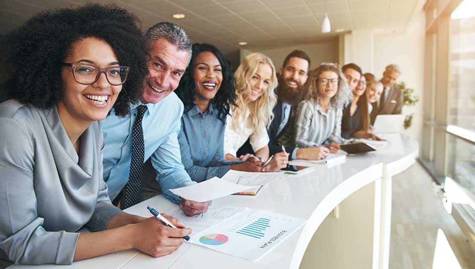gruppo di dipendenti giovani che è felice perché la settimana lavorativa è lenta