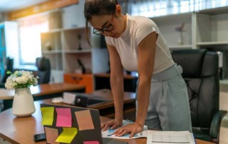 ragazza asiatica esausta dopo una giornata di lavoro