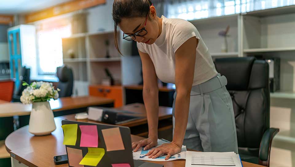 ragazza asiatica esausta dopo una giornata di lavoro