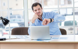 ragazzo che guarda l'ora perché non vede l'ora di andare via