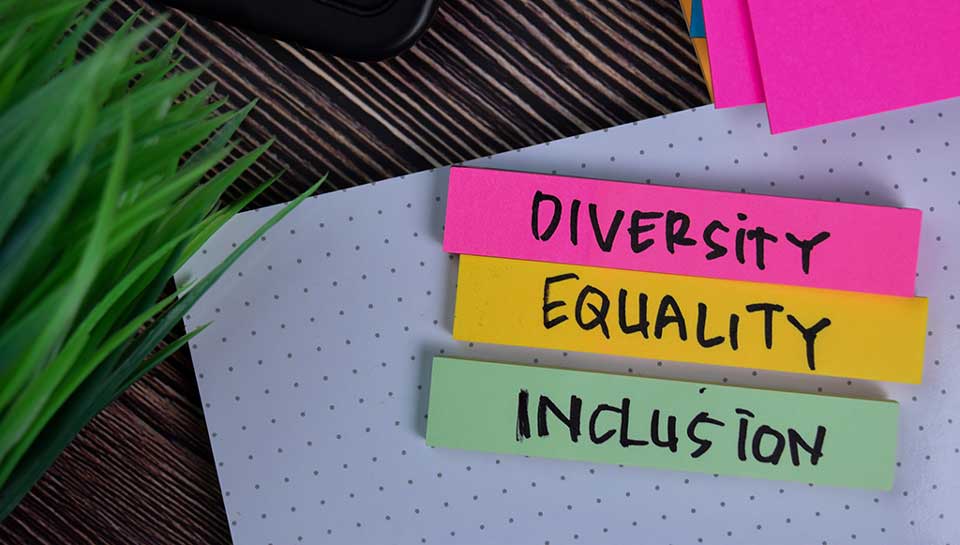 post it con scritto diversity equality e inclusion