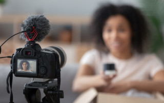 ragazza davanti alla telecamera che si inquadra per presentare il proprio prodotto