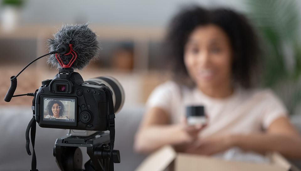 ragazza davanti alla telecamera che si inquadra per presentare il proprio prodotto