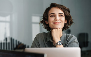 ragazza pensa a quanto sia bello lavorare quattro invece che cinque