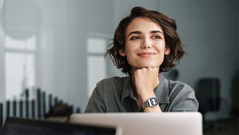 ragazza pensa a quanto sia bello lavorare quattro invece che cinque