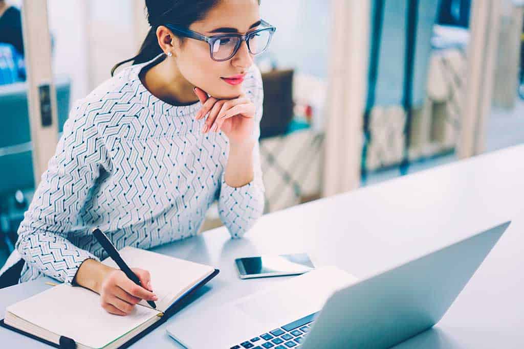 ragazza al computer che lavora