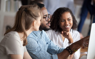 gruppo di ragazzi che lavora felice davanti al pc