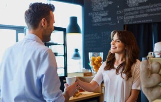 ragazzi che parlano di cose simpatiche