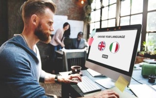 ragazzo davanti al computer che decide quale lingua usare