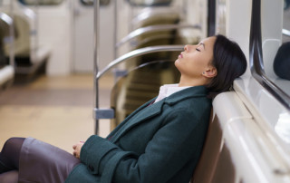 ragazza che dorme stanca in metro dopo una giornata di lavoro