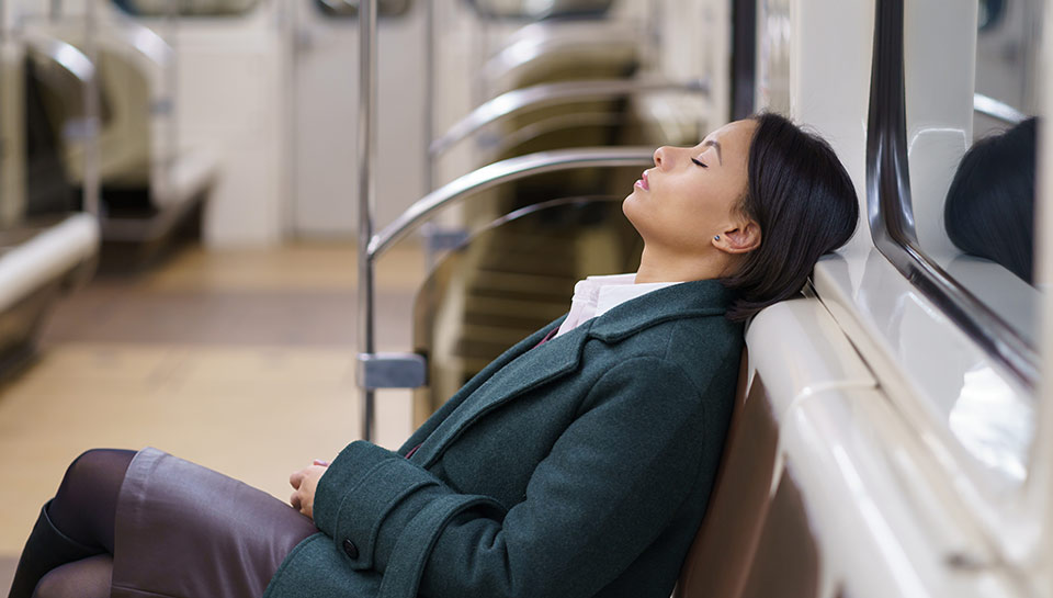 ragazza che dorme stanca in metro dopo una giornata di lavoro