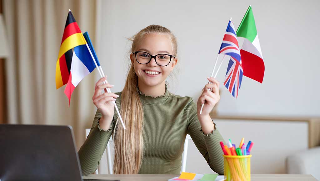 ragazza con bandierine delle lingue più famose al mondo